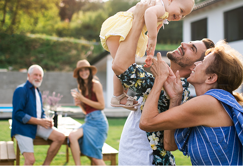 Familia feliz disfrutando al aire libre